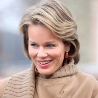 Classic Short Wavy Hairstyle for Ladies