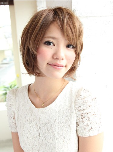 Short Wavy Japanese Hairstyle with bangs