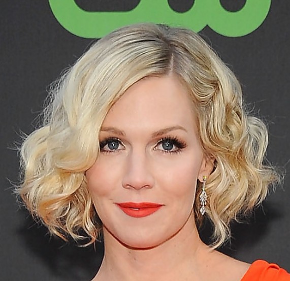 Celebrity Jennie Garth Short Wavy Curly Hair Style