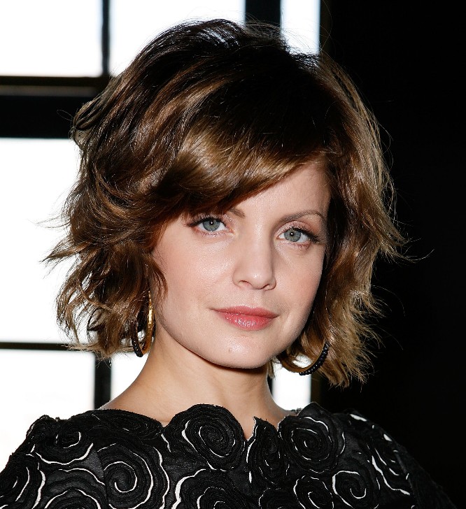 Wavy Bob Hairstyle with Bangs - Hairstyles Weekly