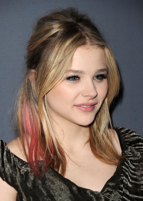 Chloe-Grace-Moretz-Half-Up-Half-Down-Hairstyle-with-Red-Streaks.jpg (465×655)