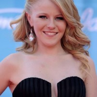 American Idol Hollie Cavanagh Half Up Half Down Hairdo