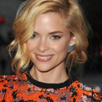 Jaime King Wavy bob hairstyle with curls