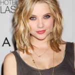 Medium Messy Wavy Hairstyle for Women