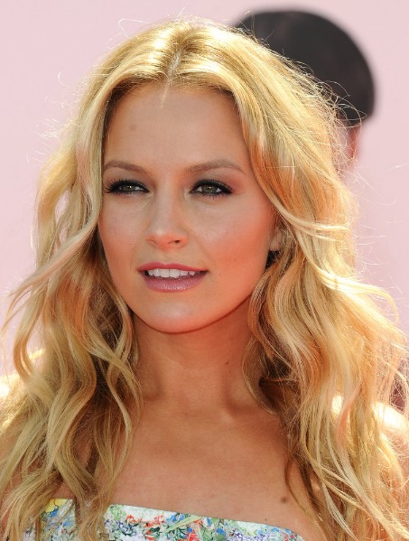 Middle Parted Long Blonde Hairstyle with Loose Waves - Hairstyles ...
