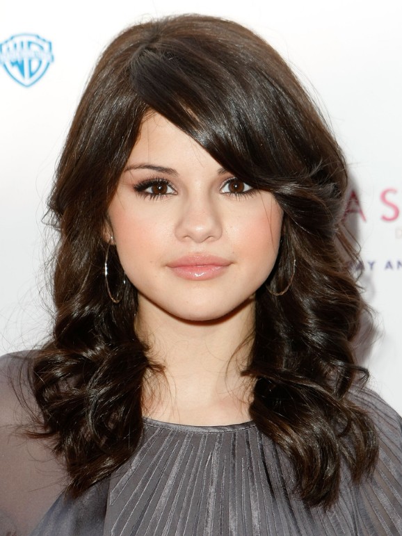 Selena Gomez shoulder length hairstyle for girls - Hairstyles Weekly
