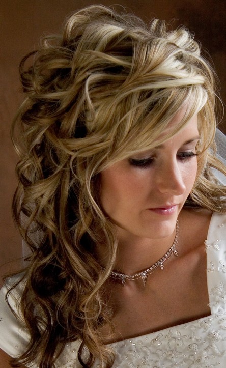 Latest popular elegant long wavy curly hair styles for wedding