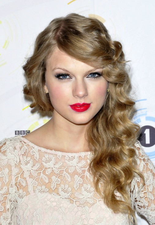 Taylor Swift Long Curly Hairstyle with Side Swept Bangs - Hairstyles ...