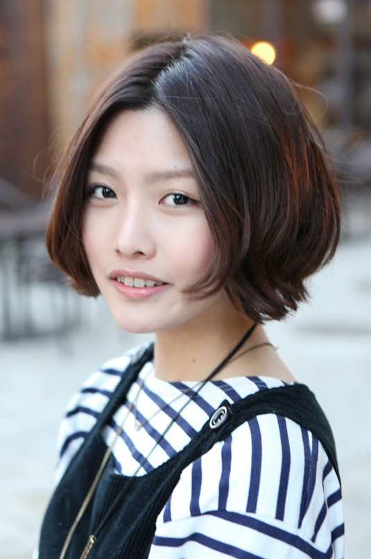 Korean Hairstyle 2013: Pretty Center Parted Bob Haircut - Hairstyles ...