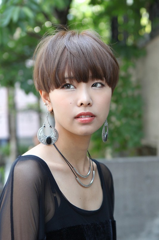 Casual Short Japanese Hairstyle with Blunt Bangs – Straight Haircut