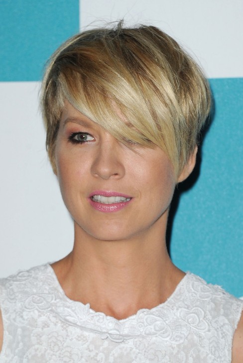 ... Popular Short Haircut for Women – Jenna Elfman Layered Razor Cut