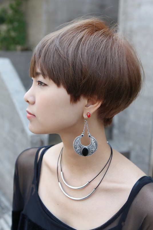 Side View of Cute Short Haircut with Bangs - Hairstyles Weekly