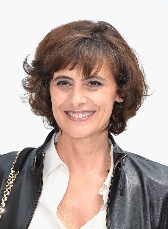 Ines de la Fressange Courts Bouclés Coiffure avec une frange pour les femmes de plus de 40