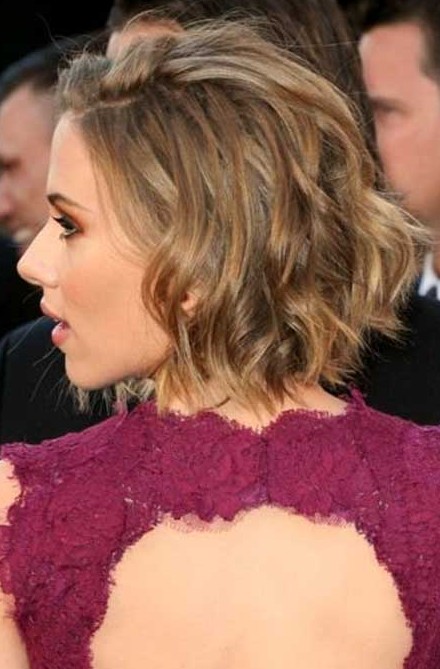 Scarlett Johansson Short Hairstyles Choppy layers and dual highlight ...