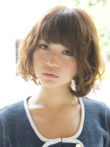 Short Wavy Japanese Hairstyle with bangs