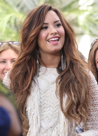 Demi Lovato Cute Long Wavy Hairstyle - Hairstyles Weekly