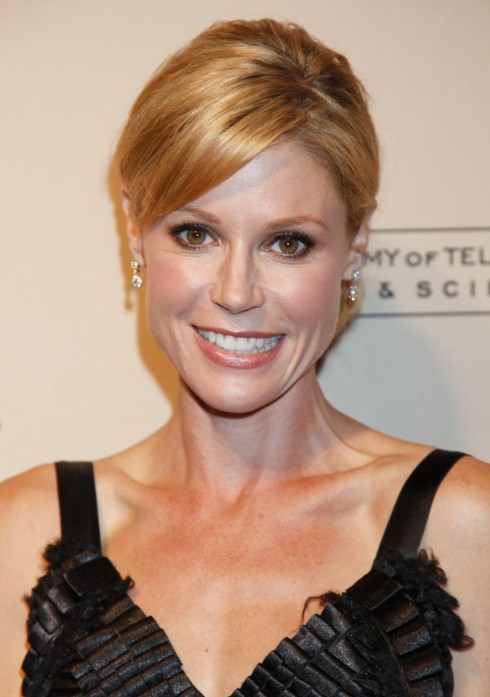 Julie Bowen Casual Hairstyle With Side Swept Bangs Hairstyles Weekly