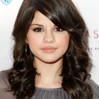 Selena Gomez shoulder length hairstyle for girls