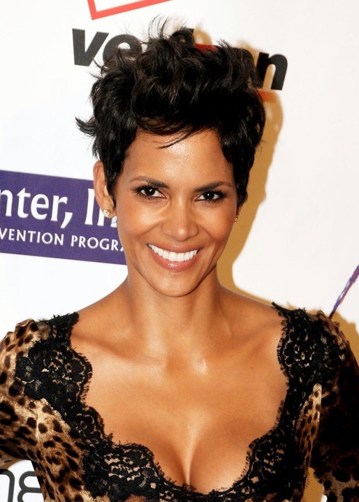 Halle Berry Latest Layered Razor Haircut Hairstyles Weekly 