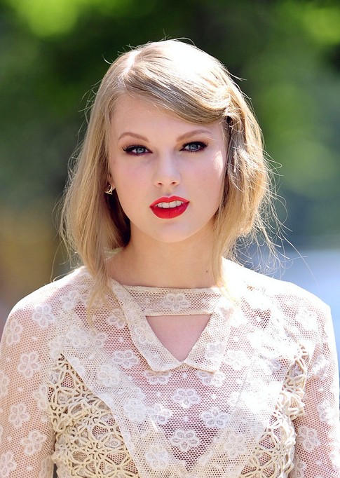 Taylor Swift Bobby Pinned Updo Hairstyle