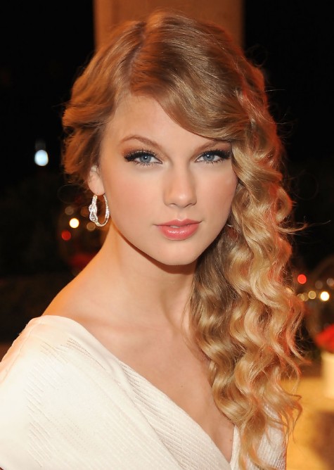 Taylor Swift Formal Long Blonde Curly Hairstyles