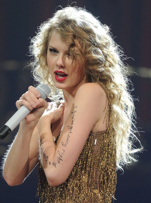 taylor swift curly hair with bangs