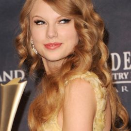 Taylor Swift Long Curly Hairstyles