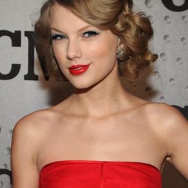 Taylor Swift Updo Hairstyle for Prom