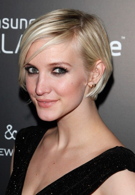 Ashlee Simpson Short Hairstyle: Chic Graduated Bob Cut - Hairstyles Weekly