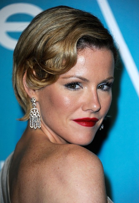 Kathleen Robertson Hairstyles: Glamorous Short Soft Retro 