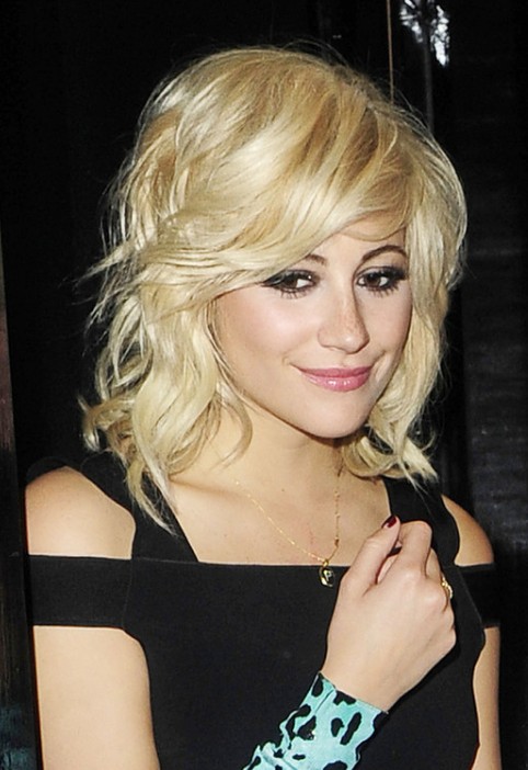 Pixie Lott Loose Waves: Sexy Medium Blonde Hairstyle with Bangs ...