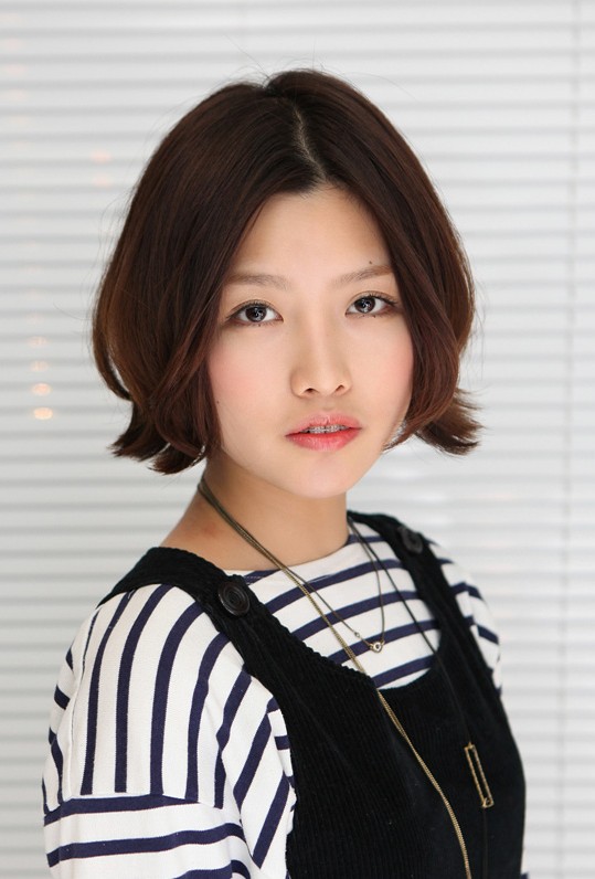 Korean Hairstyle 2013: Pretty Center Parted Bob Haircut 