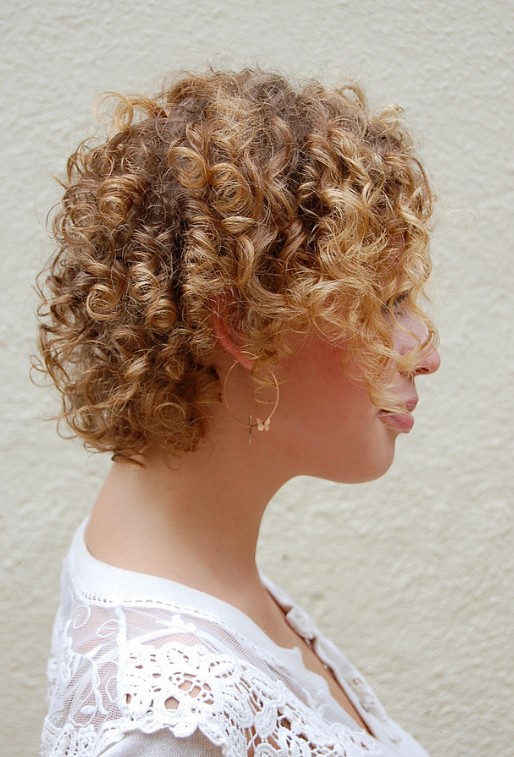 Cute Corkscrew Curls with V-shaped Nape Haircut 