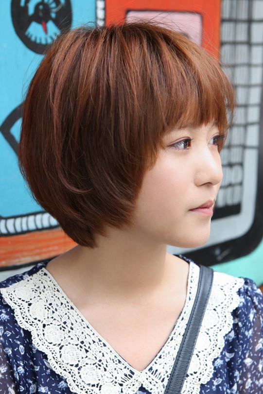 Cute Korean Short Haircut: Layered Bob with Feathered Ends 