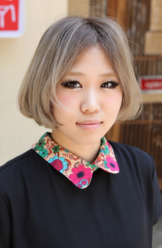 Japanese Hairstyles: Chin-Length Gray Bob Cut with Cute Center Parting