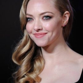 Amanda Seyfried Side Parted Long Curly Hairstyle