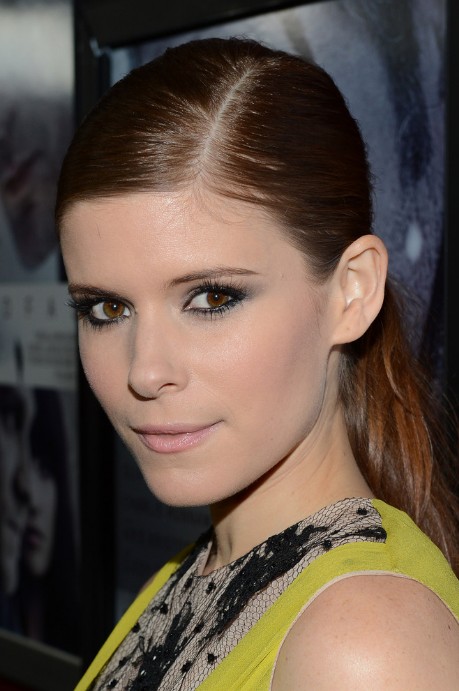 Kate Mara Side Parted Classic Loose Ponytail