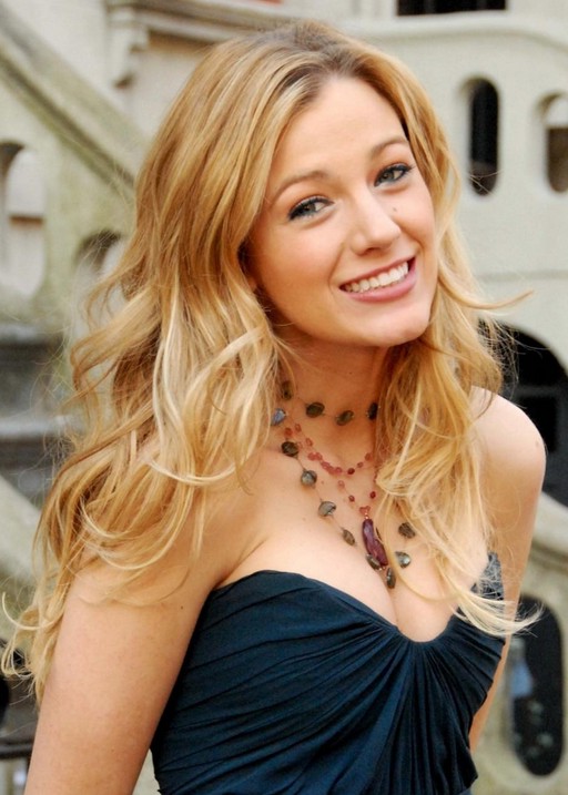 Image of Blake Lively with blonde straight cut bob