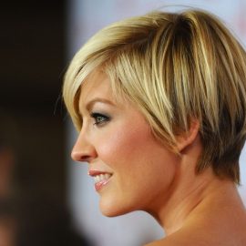 Jenna Elfman short haircut