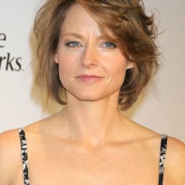 Messy bob hair style for women over 40: Jodie Foster hairstyle