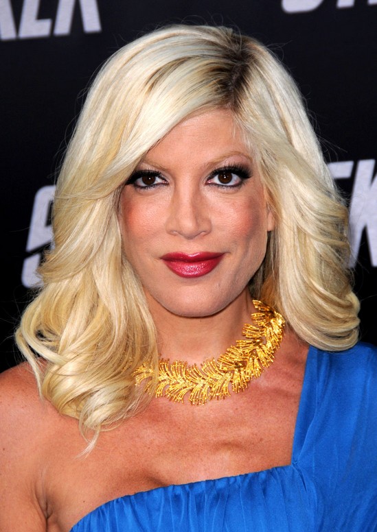 Smooth Waves in Med-Long Pale Blonde Hair: Tori Spelling's 