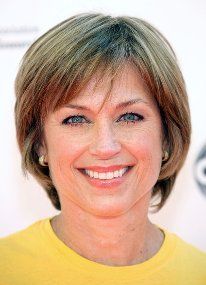 Sporty Pixie With Silver Highlights For Women Over 50 Jamie Lee Curtis Haircut Hairstyles Weekly
