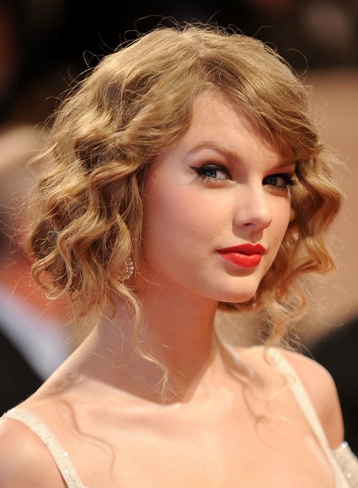 Taylor Swift Faux Bob - Chic Blonde Short Curly Bob Hairstyle with Bangs