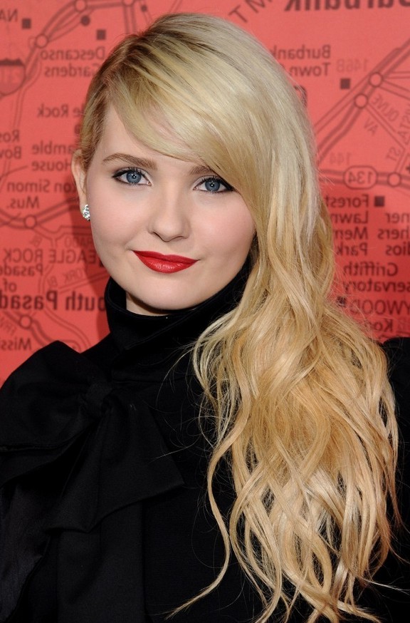 Abigail Breslin Long Platinum Blonde Curly Hairstyle with Side Bangs for Winter