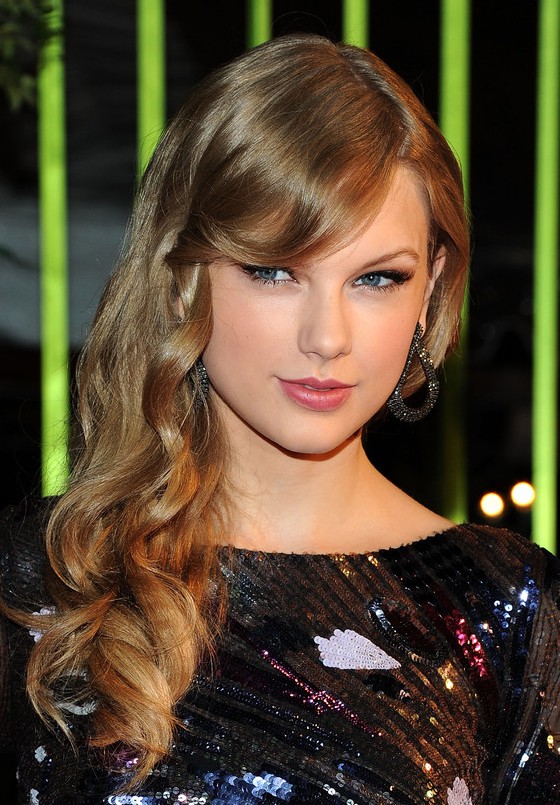 Taylor Swift Romantic Side Swept Curly Hairstyle for Winter