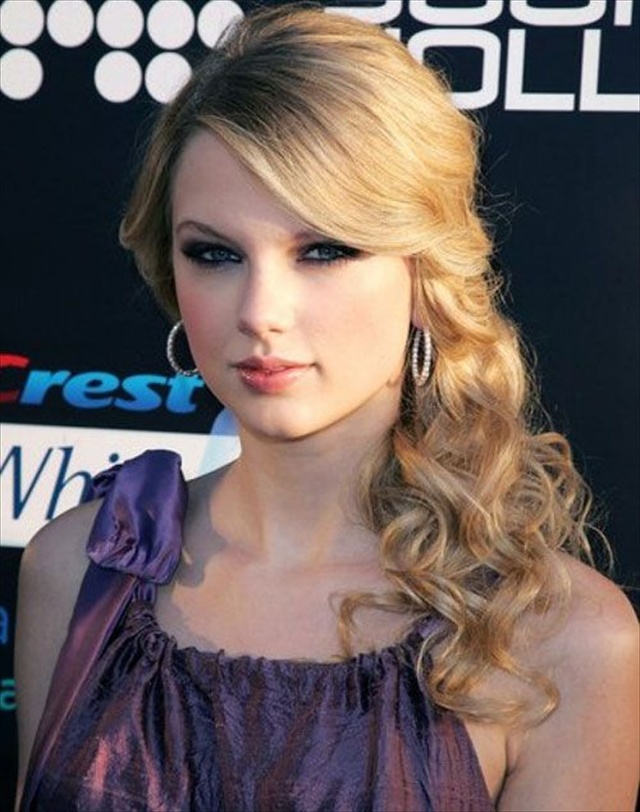 Taylor Swift Romantic Side Swept Curly Hairstyle for Long Hair
