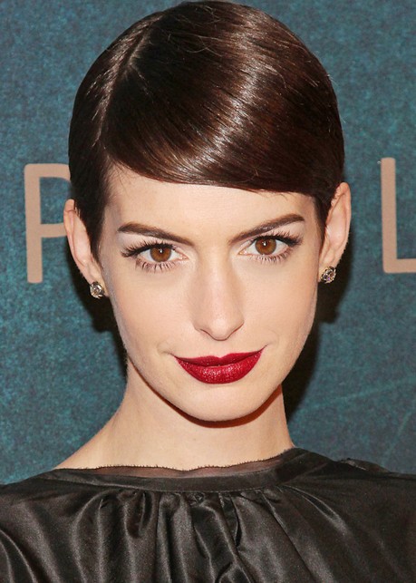 Anne Hathaway Deep Side Parting Short Hairstyles