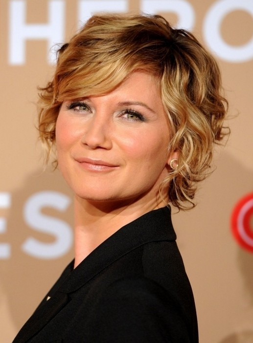 Jennifer Nettles short wavy curly hairstyle with side bangs