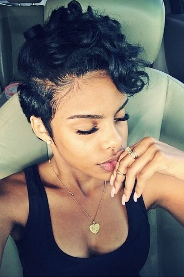 Short curly hairstyle for black women