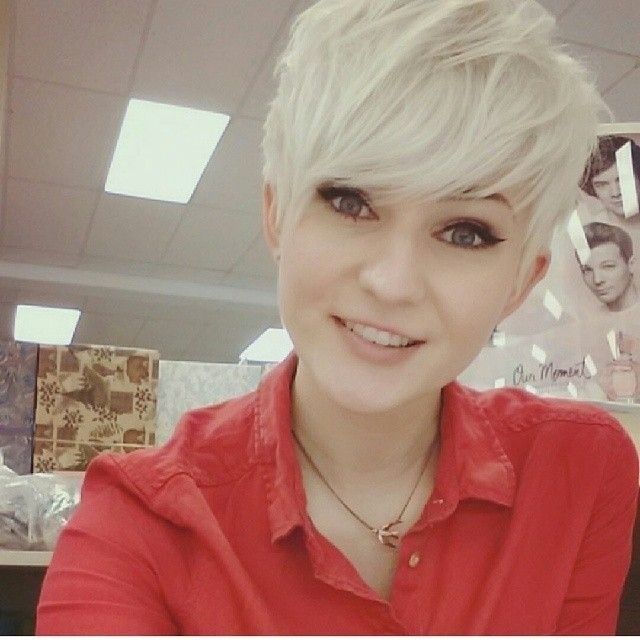 Cute short blonde hairstyle with side swept bangs - Hairstyles Weekly